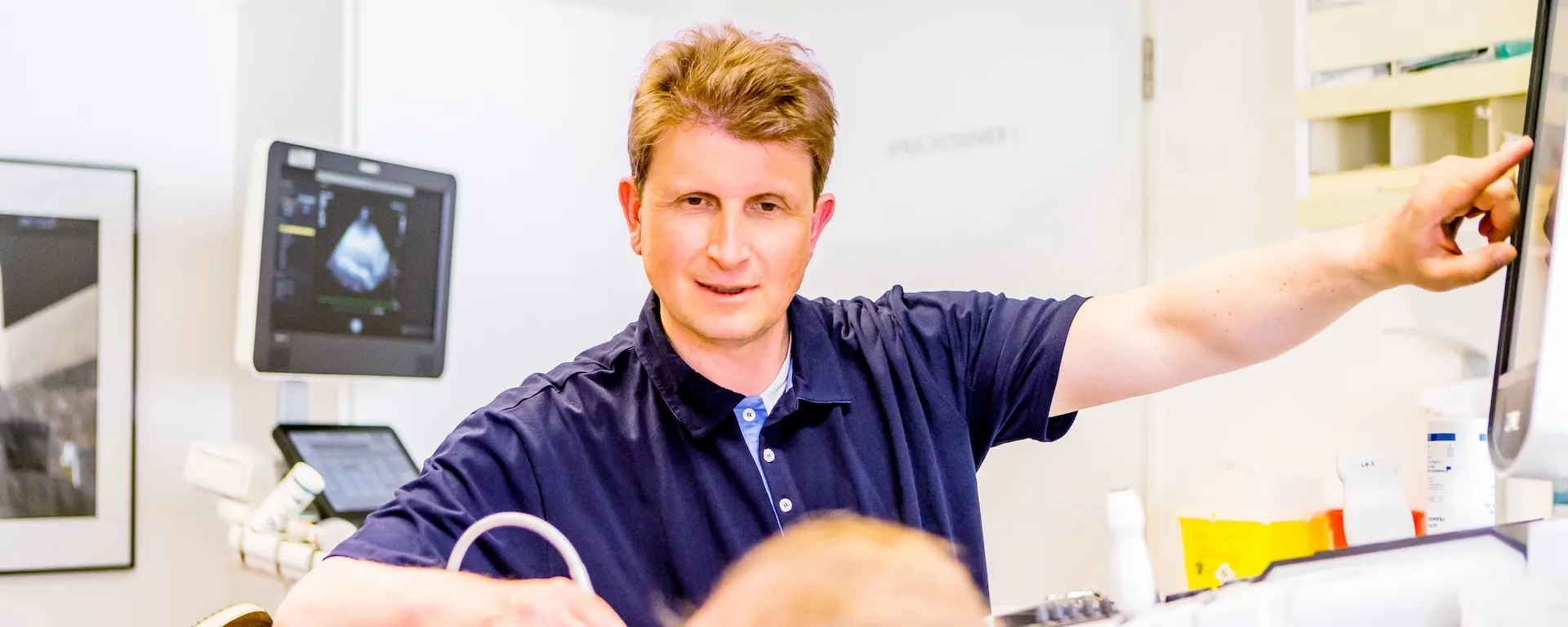 Dr. Enders bei einer internistischen Untersuchung mit Ultraschallgerät