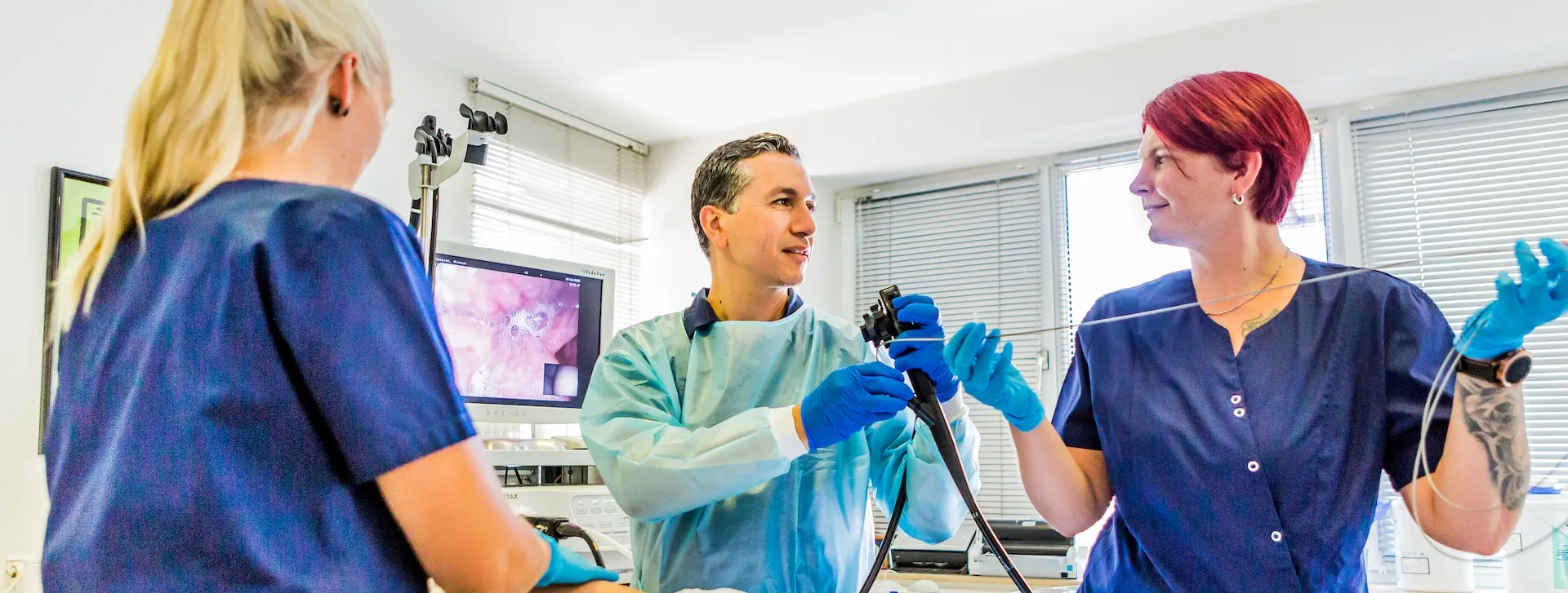 Dr. Gannoun mit Endoskopieassistenz bei der Untersuchung in der Gastropraxis Gelsenkirchen