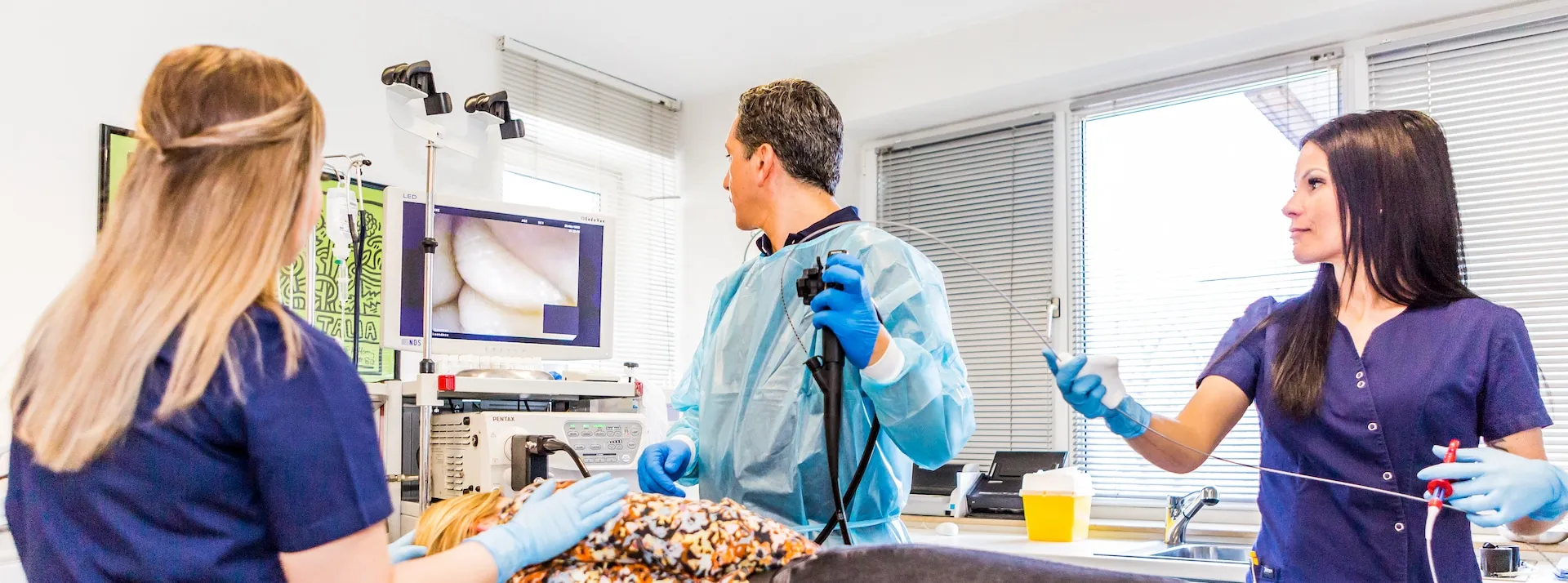 Untersuchungsraum der Gastropraxis Gelsenkirchen mit Endoskopie Turm und Team