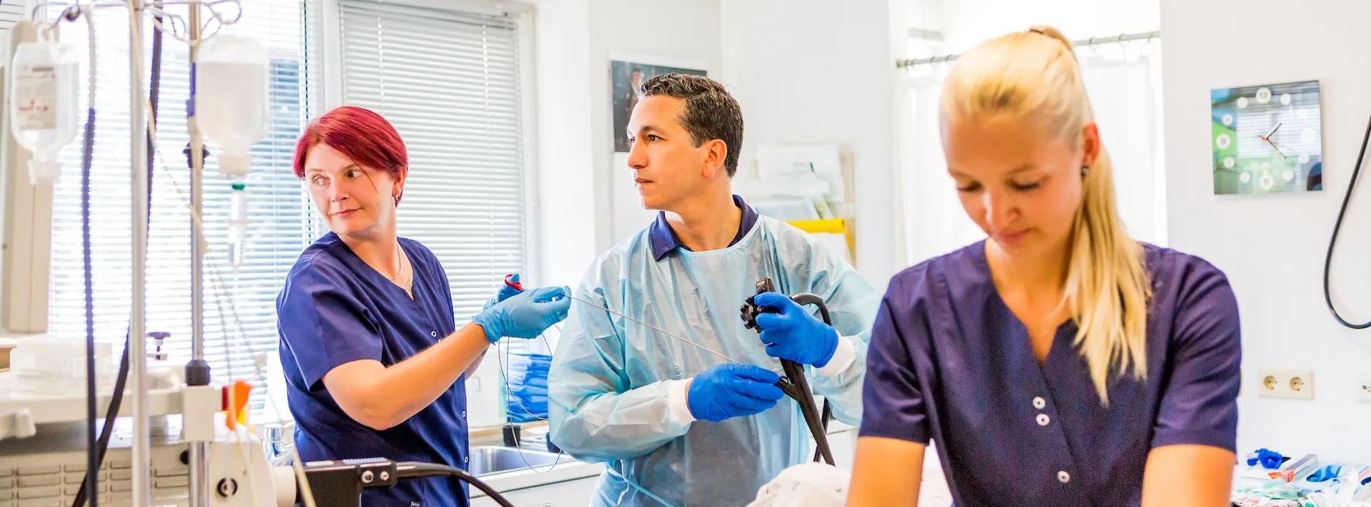 Endoskopie Team der Gastropraxis Gelsenkirchen mit Gastroskop bei der Magenspiegelung