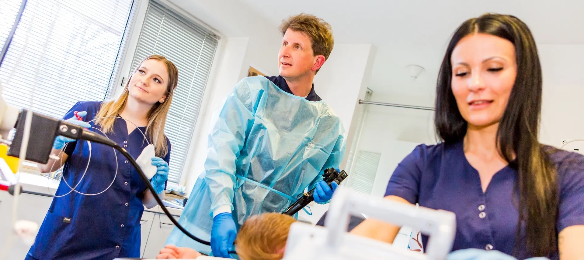 Dr. Enders und das Endoskopieteam bei einer Darmspiegelung in der Gastropraxis Gelsenkirchen