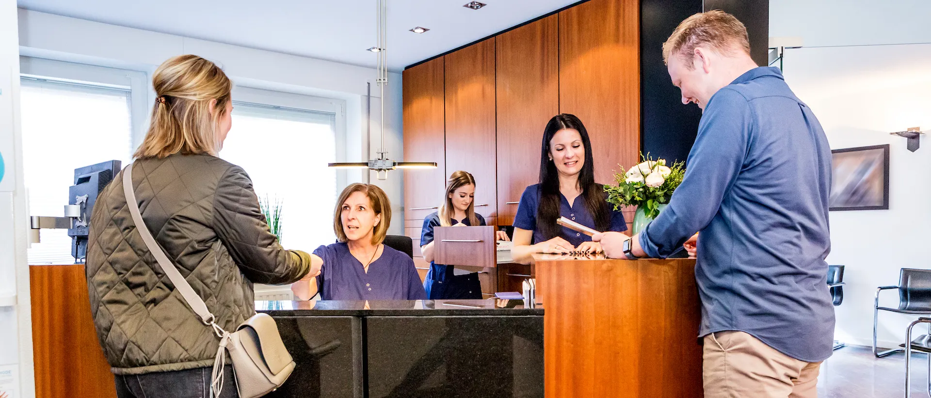 Anmeldung der Gastropraxis Gelsenkirchen mit Praxisteam und Patient
