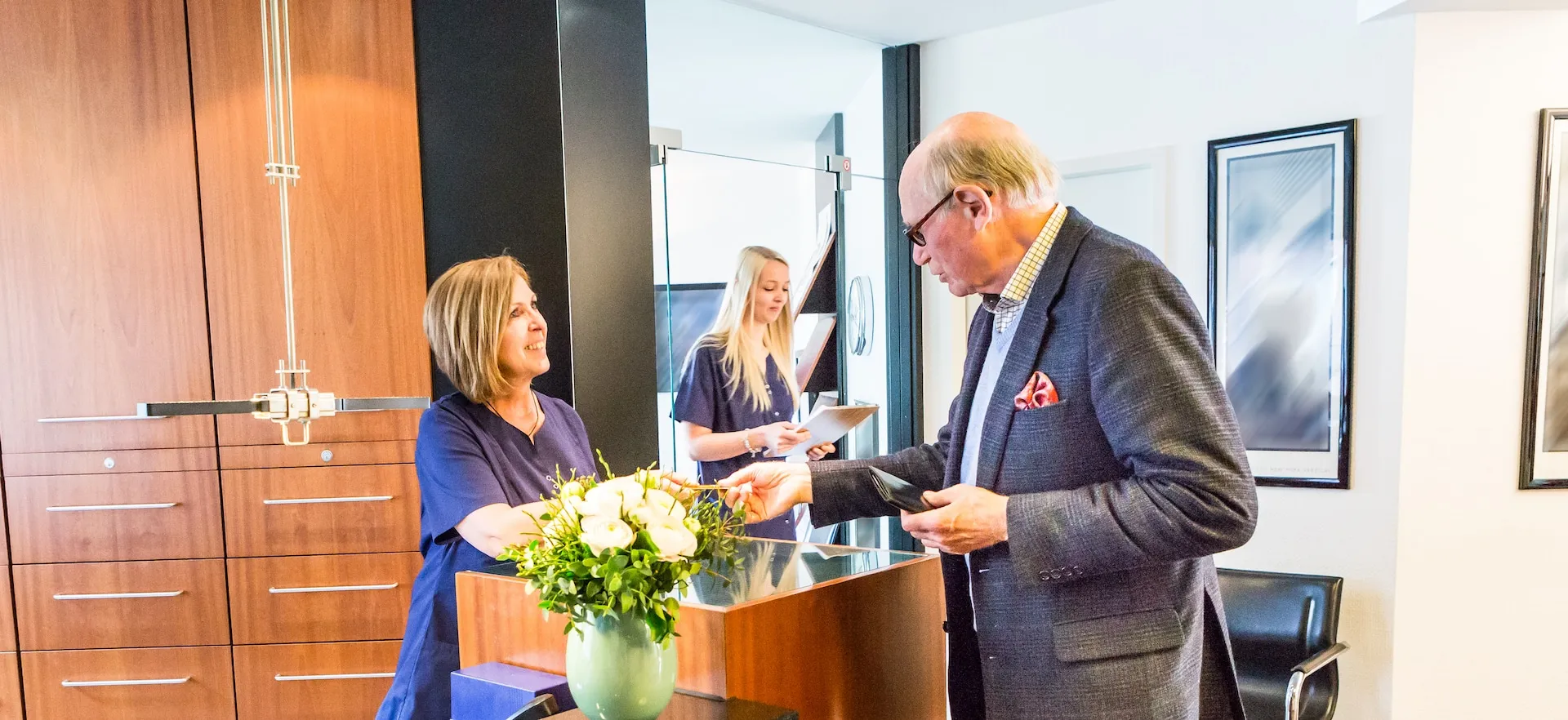 Empfang der Gastropraxis Gelsenkirchen mit Praxisteam und Patient