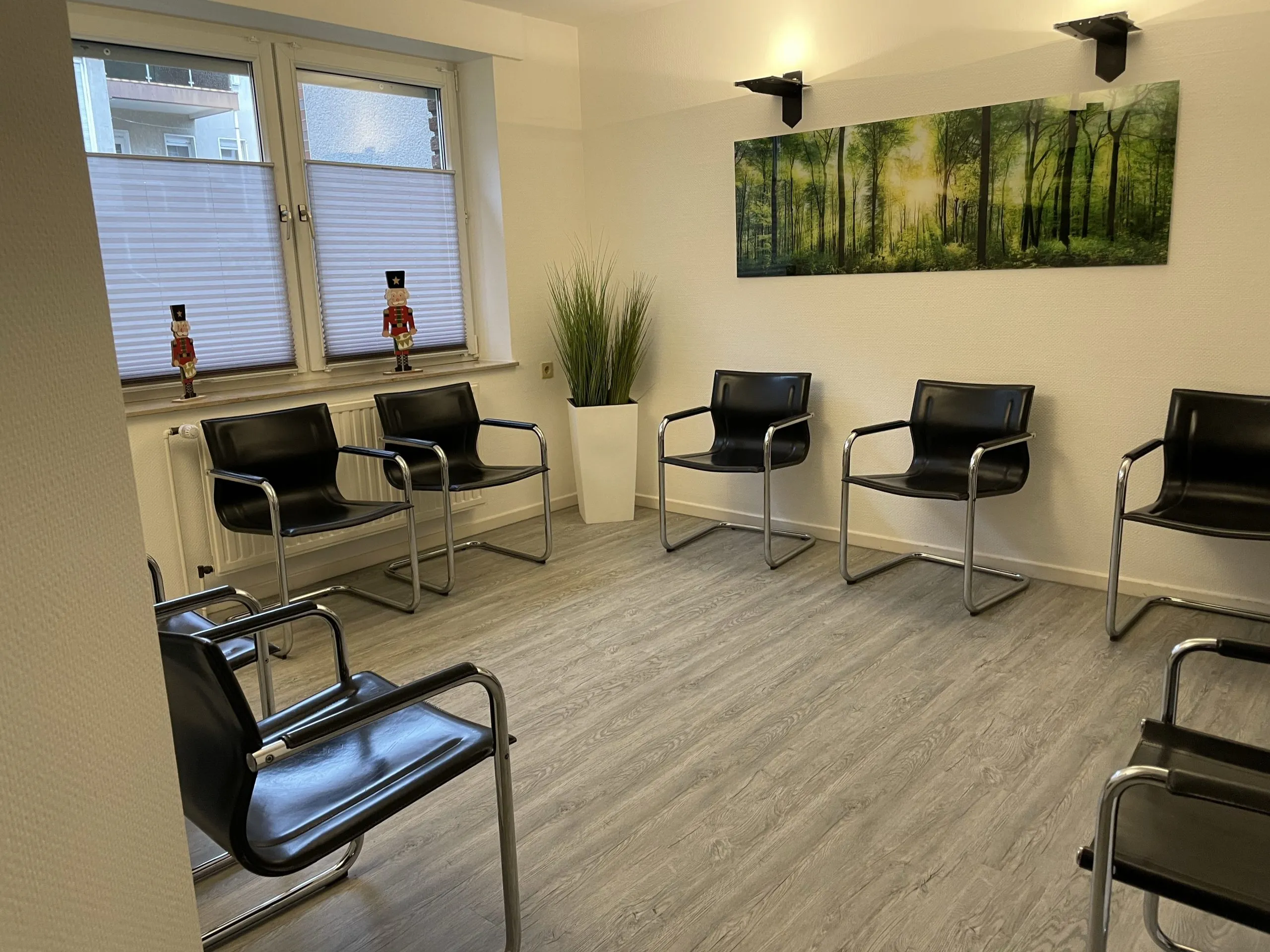 Wartezimmer der Gastropraxis Gelsenkirchen mit Stühlen und Pflanze